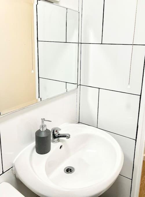 Gorgeous Flat 10 Min Walk To Stadium Free Parking Лондон Экстерьер фото